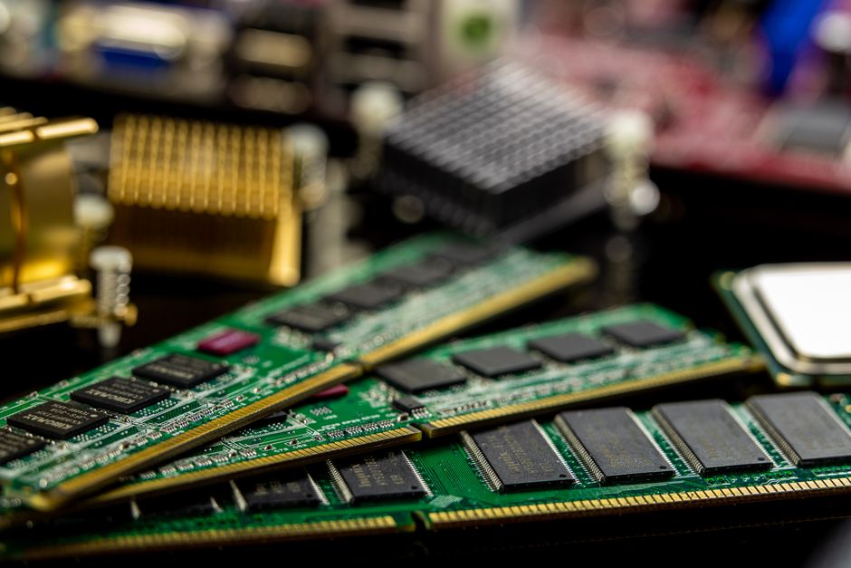 Semiconductor memory modules on a circuit board, the component at the center of an AI-driven supply shortage.