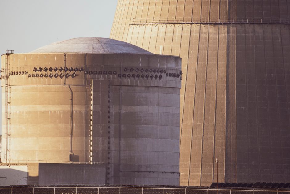 Nuclear power station with cooling towers
